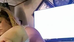 Goldielox Plays With Herself In Panties