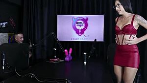 Morena e loira gostosa ficam peladas e tem a buceta chupada depois dela contar que come�ou por influ�ncia de amigos fez ensaio sensual - luciana picchi sheer red