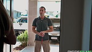 i am a horny housewife who loves big cock and muscular bodybuilder fucking me.