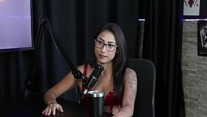 Morena e loira gostosa ficam peladas e tem a buceta chupada depois dela contar que come�ou por influ�ncia de amigos fez ensaio sensual - luciana picchi sheer red