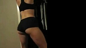 look at this white teen shaking her fit ass twerk