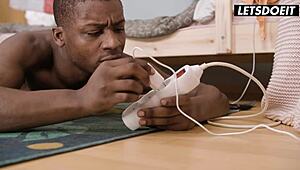 饥渴的背包客从 BBC 室友的肛交中感受到强烈快感