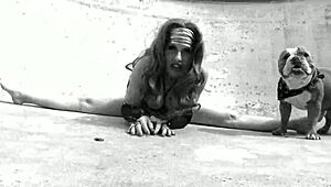 Pornstar Savana Twerks And Strips! Getting So Horny!