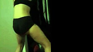 look at this white teen shaking her fit ass twerk