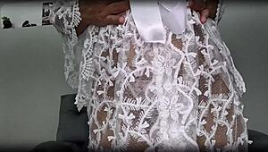 Eu fodendo a morena rabuda com brinquedinho, plug no cu, doggystyle e cum swaping