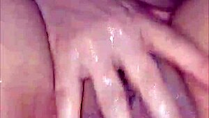 熟女大奶子饥渴用中国球在她的大屁股和肛门自慰