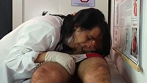 护士和美容师围观病人自慰