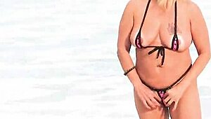 Me showing off in micro bikini for guys on rio beach 😘