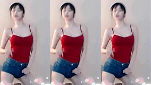 中国女孩兴奋地上下跳跃