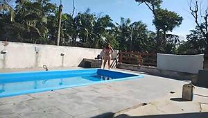 Chamei o pedreiro no domingo pra terminar um serviço na piscina mais fiquei preparada bem putinha esperando logo ele bateu uma punheta e gozou pra mim