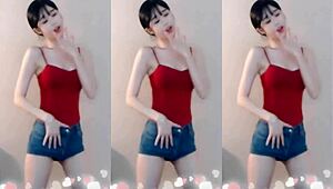 中国女孩兴奋地上下跳跃