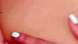 Wow, Stunning Latina Beauty Shows Her Sexy Body!