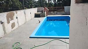 Chamei o pedreiro no domingo pra terminar um serviço na piscina mais fiquei preparada bem putinha esperando logo ele bateu uma punheta e gozou pra mim