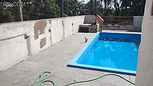 Chamei o pedreiro no domingo pra terminar um serviço na piscina mais fiquei preparada bem putinha esperando logo ele bateu uma punheta e gozou pra mim