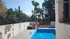 Chamei o pedreiro no domingo pra terminar um serviço na piscina mais fiquei preparada bem putinha esperando logo ele bateu uma punheta e gozou pra mim