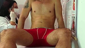 护士和美容师围观病人自慰