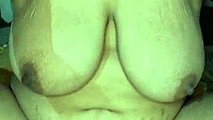 印度辣妹阿莉莎婆婆狂撸多汁骚逼巨奶