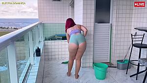 雇了个巴西女仆迷你短裤超骚，撩得我鸡巴硬爆！