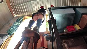 Traigo falda no alcanzo alumna culona es grabada bajo falda