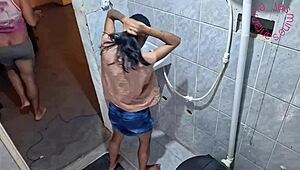 dando o cuzinho no banheiro enquanto amiga espera tudo acabar?