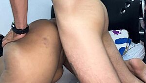 madrastra india me deja acariciar mi polla y luego follarla