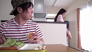 Jav英文字幕 火辣继母被他的朋友们变成精液桶