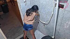 dando o cuzinho no banheiro enquanto amiga espera tudo acabar?