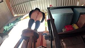 Traigo falda no alcanzo alumna culona es grabada bajo falda