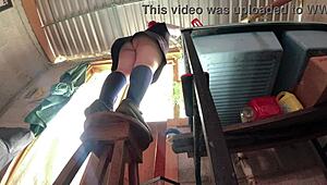 Traigo falda no alcanzo alumna culona es grabada bajo falda