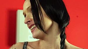 Groupie Enjoys Shower Time with Oral Fun