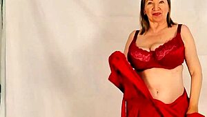 i saw that hot granny with huge natural tits stripping and showing pussy