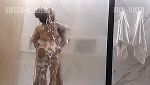 Couple films homemade sex in shower with kissing and licking