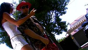 我操了那骚货黑发妈妈的白高跟