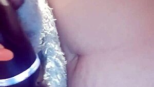 jeune cochonne se fait du bien sur le plan de travail avec un dildo