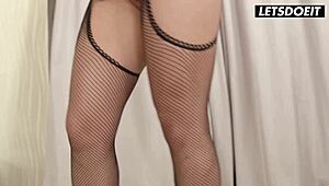 杰西卡·林肯俄罗斯黑发美女在她的完美屁股里得到硬鸡巴 - letsdoeit