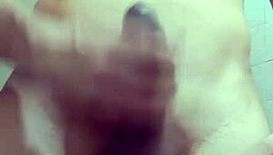 Flaco vergon pajeando en el baño del trabajo?