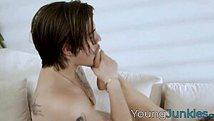 黑发熟女洛莉·戴姆斯被肌肉男狂捅硬干