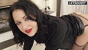 杰西卡·林肯俄罗斯黑发美女在她的完美屁股里得到硬鸡巴 - letsdoeit