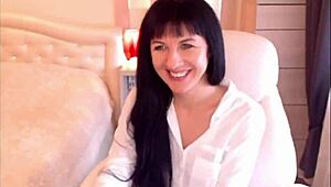 小奶18+黑发妹Helga脱衣挑逗