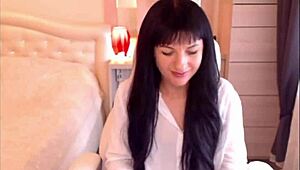 小奶18+黑发妹Helga脱衣挑逗