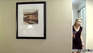 我用假屌操她湿逼，哦是震动棒