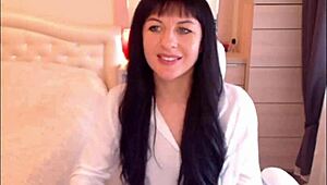 小奶18+黑发妹Helga脱衣挑逗