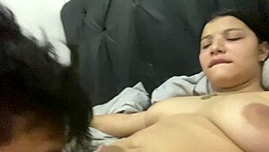 I Lamiendo el co�o rosa de mi hermanastra para luego follarla con mi gran polla - porno en espanol