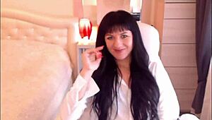 小奶18+黑发妹Helga脱衣挑逗