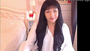 小奶18+黑发妹Helga脱衣挑逗