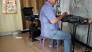 辦公室老闆征服秘書猛操小穴口爆