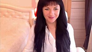 小奶18+黑发妹Helga脱衣挑逗