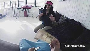 Pizza Delivery Turns into Blowjob for Cash!