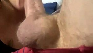 i chupando o rolao do corno com muita forca e gemendo alto