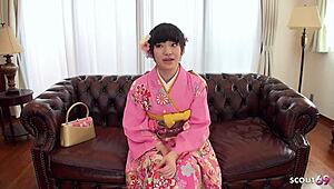 日本传统艺伎少女诱惑首次玩弄她的毛毛阴部，无码试镜